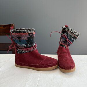 Brand NEW - TOMs Moccasin Faux Fur Lining Boots. Size 8. Marron/Red with Print